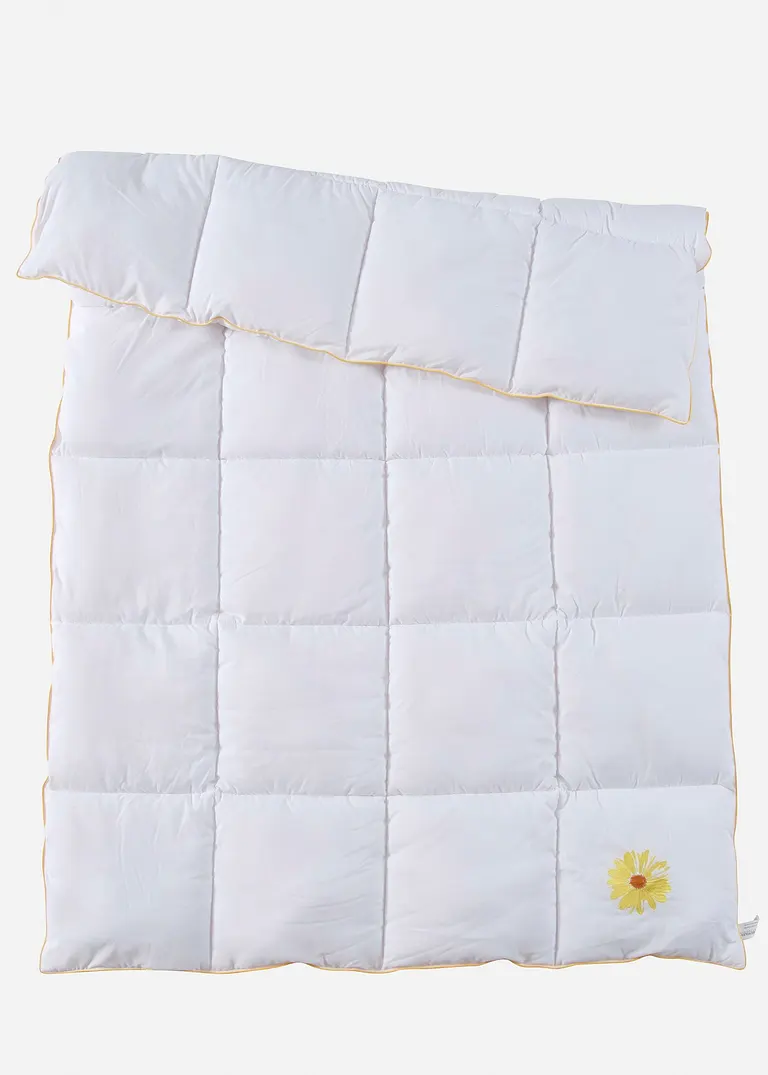 Daunen Touch Bettdecke mit Blumenstickerei und edler Paspel leicht in weiß von vorne - bonprix Daunen Touch Bettdecke mit Blumenstickerei und edler Paspel leicht in weiß von vorne - bonprix