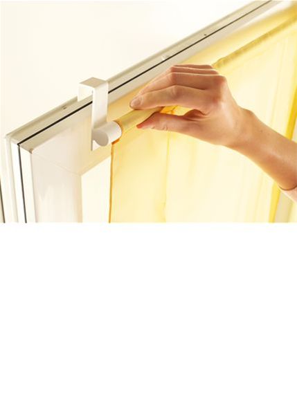 La tringle à rideau extensible, accrochage-Elle est adaptée à tous les types de fênetre PVC. Il suffit d'accrocher la tringle sur le cadre de fenêtre, variable de 40 cm à 60 cm, tringle en aluminium argenté, embouts en plastique blanc.