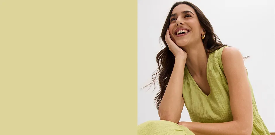 Leuchtend grünes, ärmelloses Sommerkleid aus luftigem Stoff sorgt für einen frischen Look.