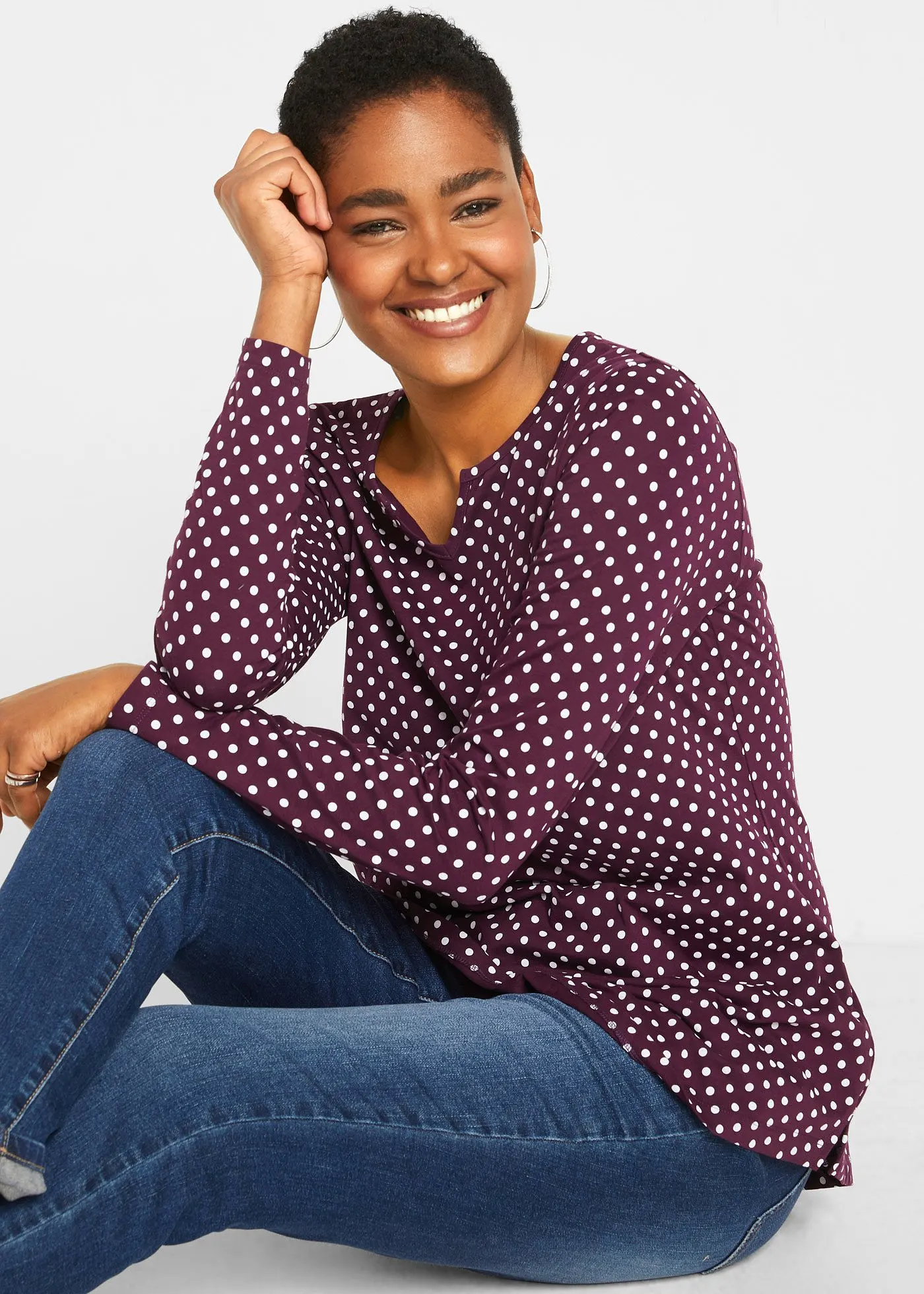 Футболка Bonprix Gepunktetes Baumwoll-Langarmshirt mit Seitenschlitzen