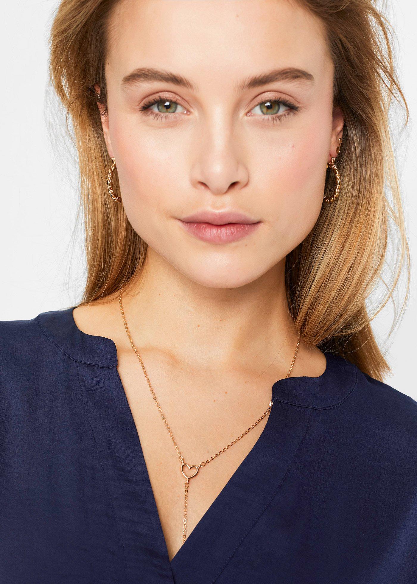 Luźniejsza bluzka satynowa z obniżoną linią ramion i krótkim rękawem - Bonprix