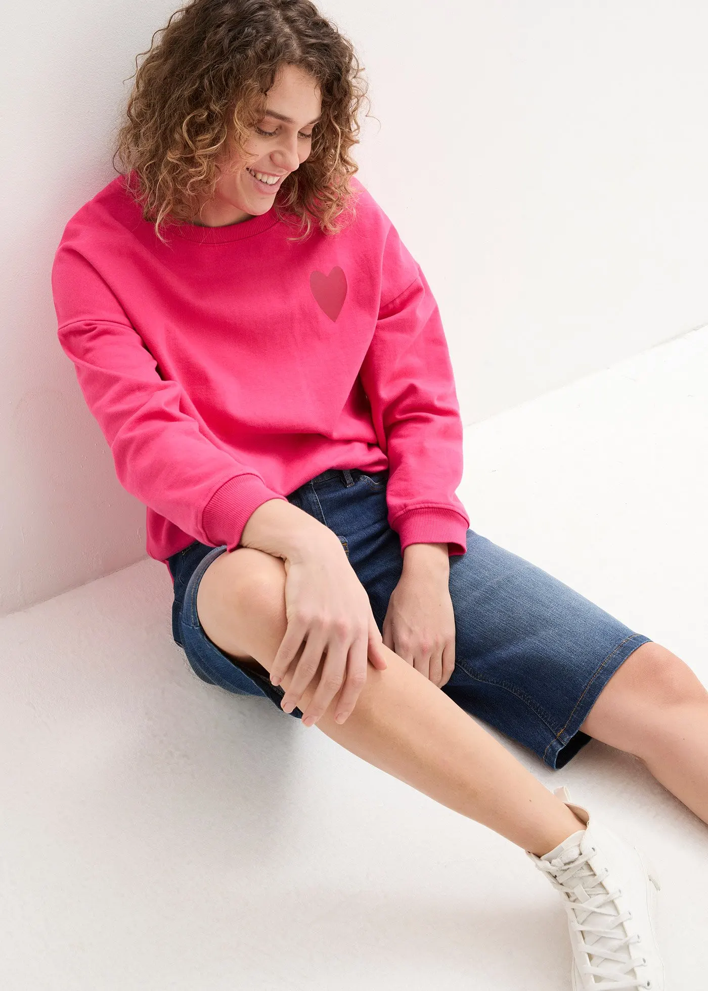 Джинсы-бермуды Bonprix с завышенной талией, поясом