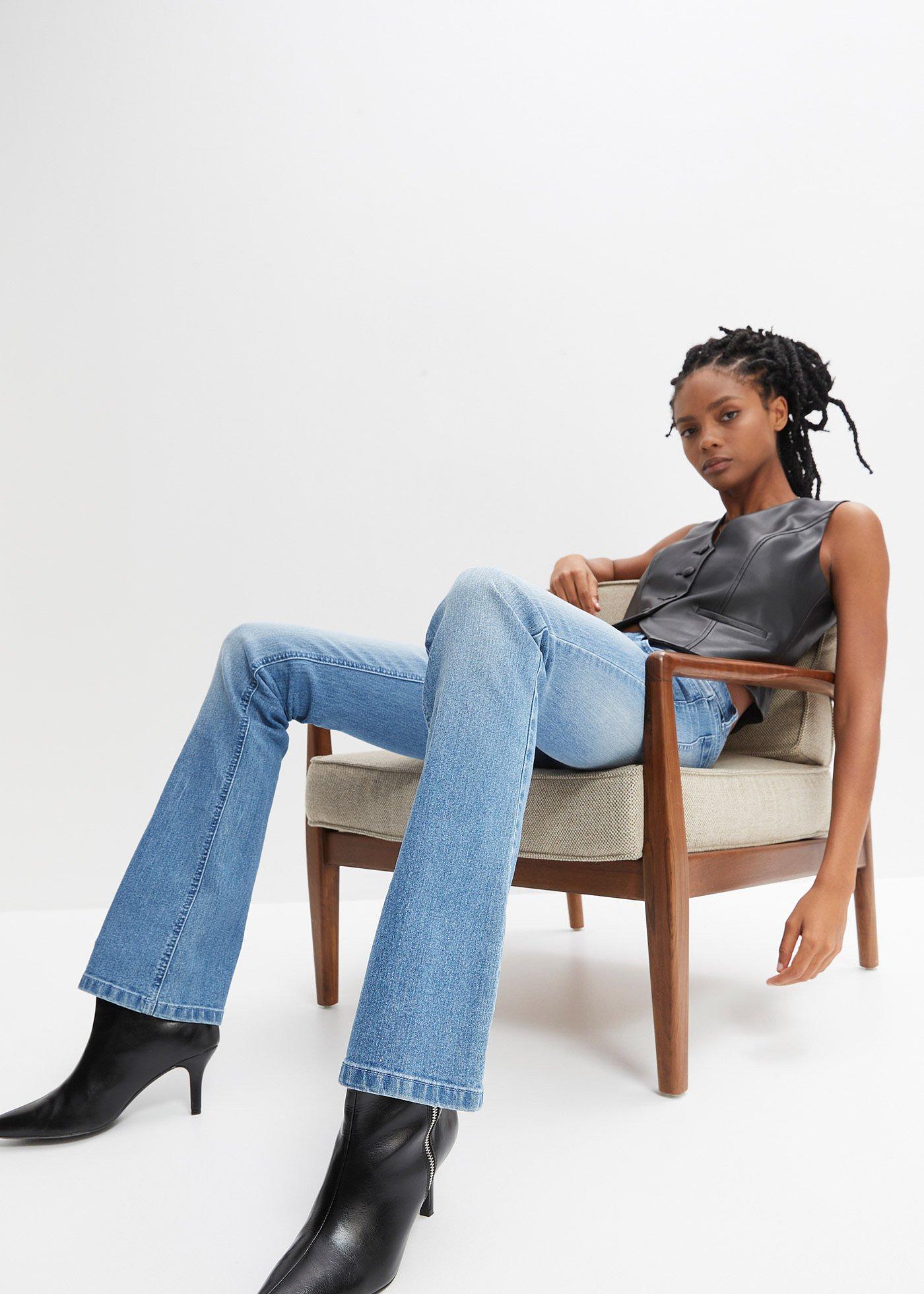 Dżinsy z rozkloszowanymi nogawkami, mid waist, ze stretchem - Bonprix