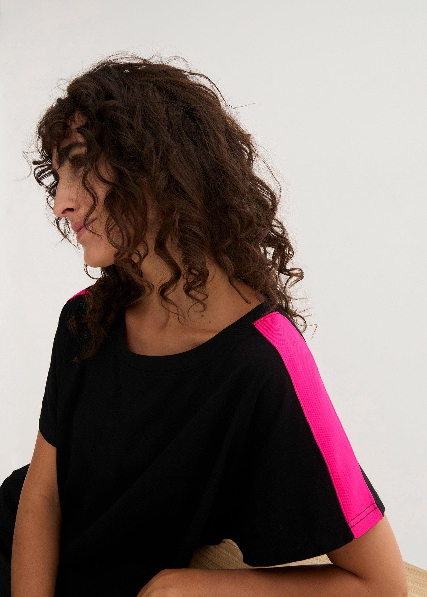 T-shirt z neonowymi paskami - Bonprix