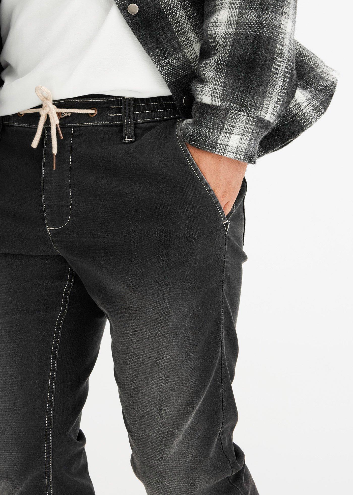 Joggery jeansowe regular fit z elastyczną gumką w talii i zwężanymi nogawkami - Bonprix