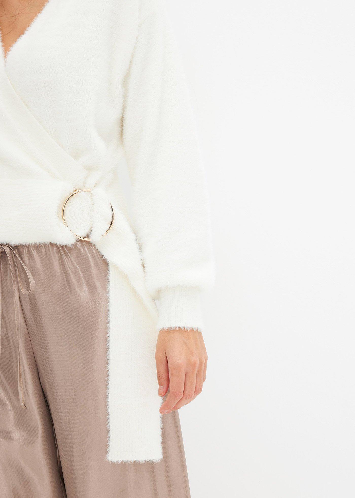 Sweter kopertowy z ozdobnym elementem - Bonprix