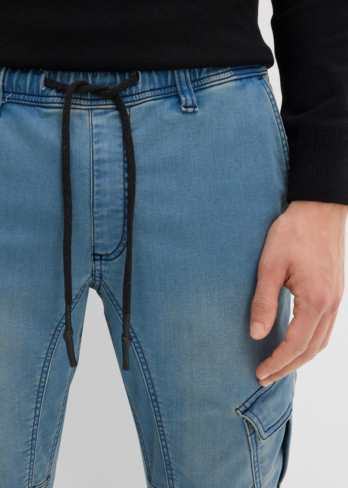 Joggery jeansowe o kroju regular fit z elastyczną gumką w talii, straight - Bonprix