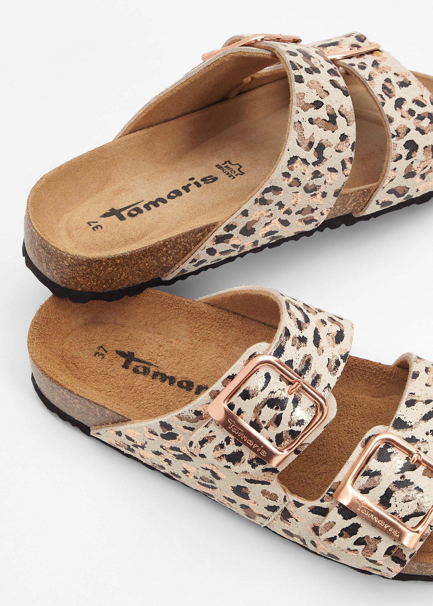 Klapki marki Tamaris ze skóry z klamrami - Bonprix
