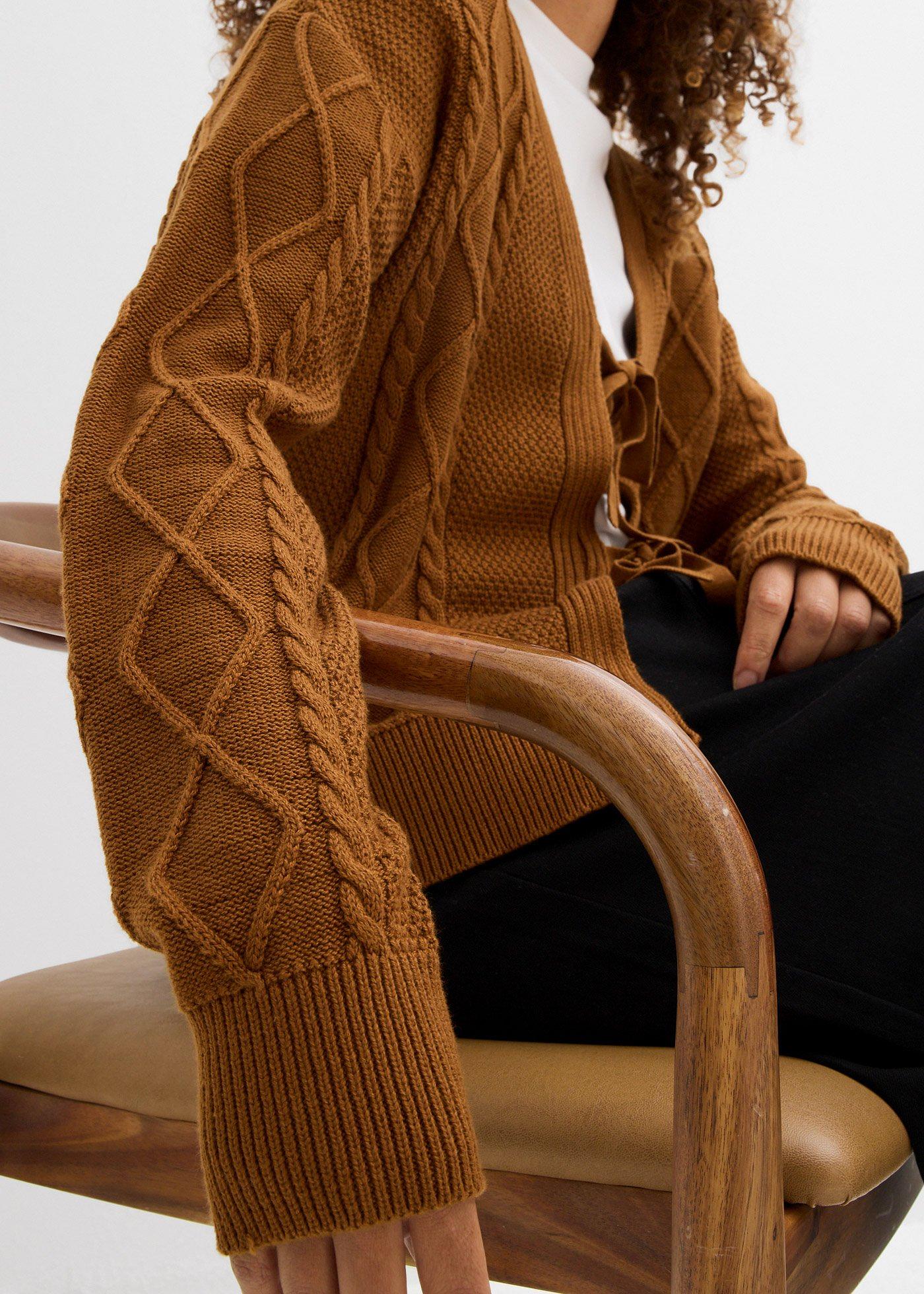 Sweter rozpinany z paskami - Bonprix
