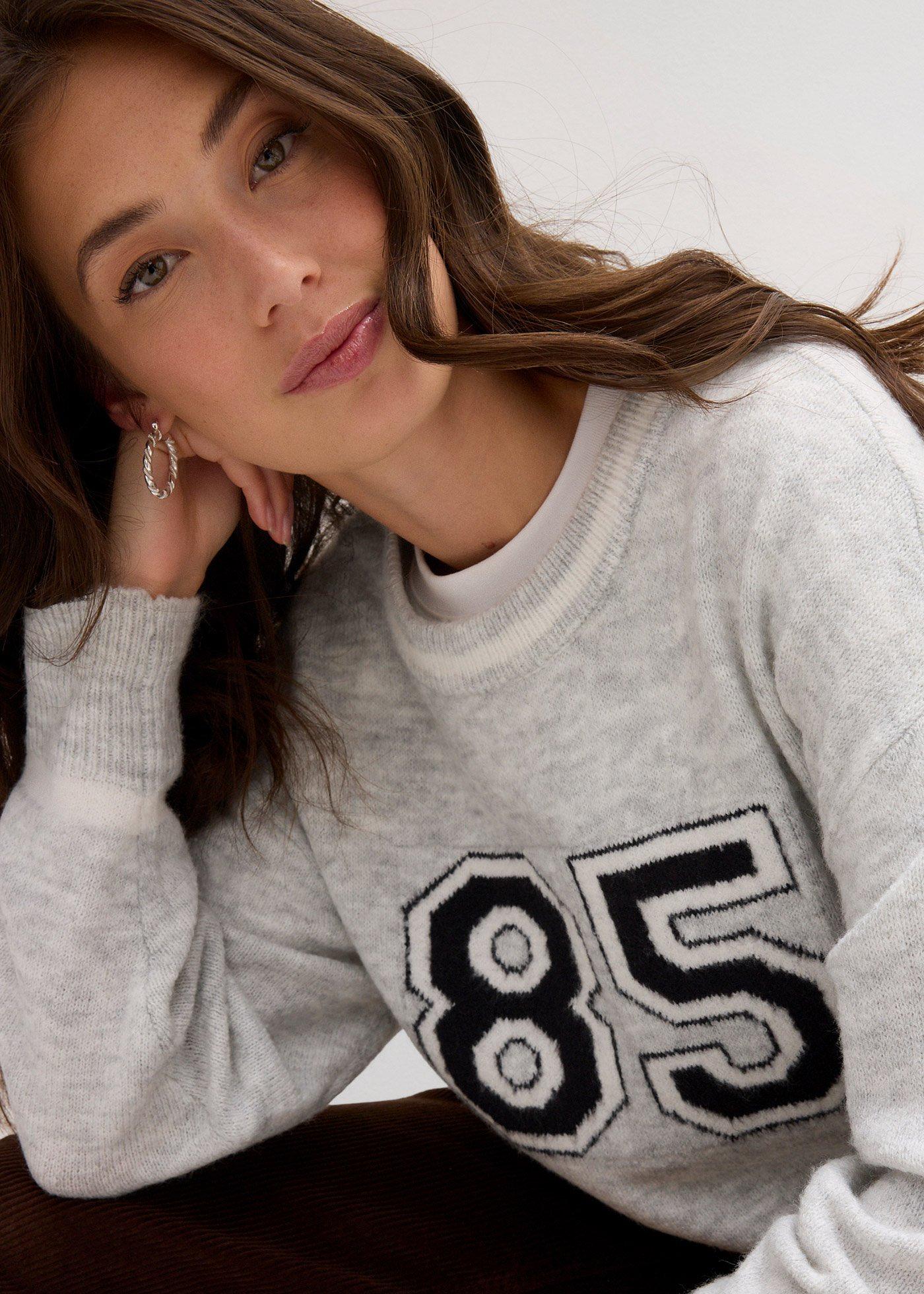Sweter oversize z obniżoną linią ramion - Bonprix