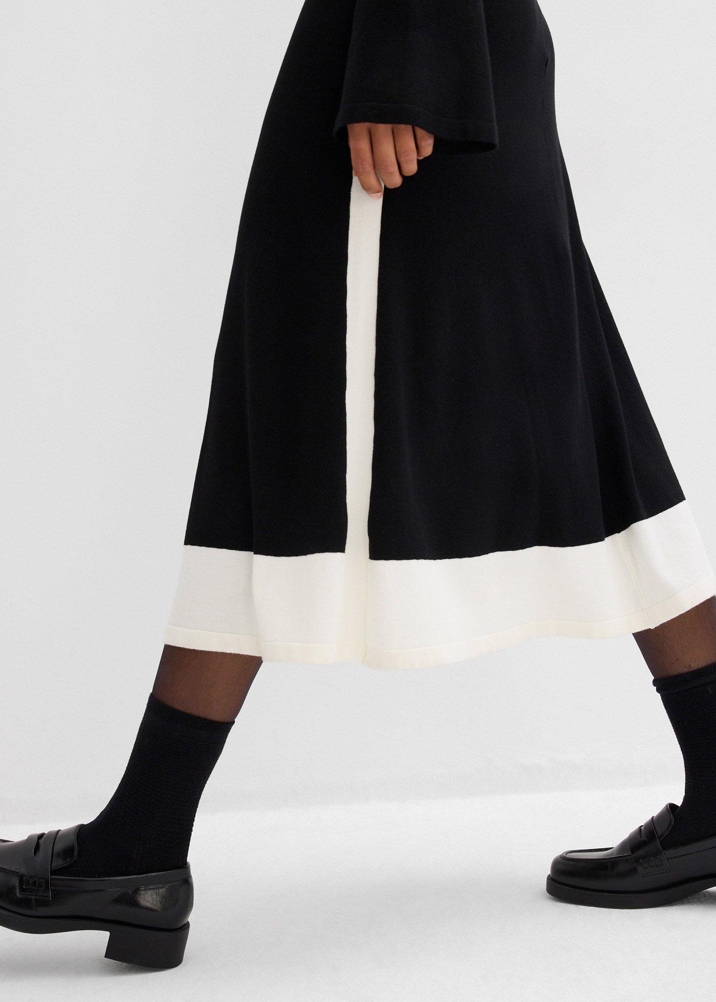 Sukienka dzianinowa z mieszanki wiskozy z kontrastowymi detalami - Bonprix