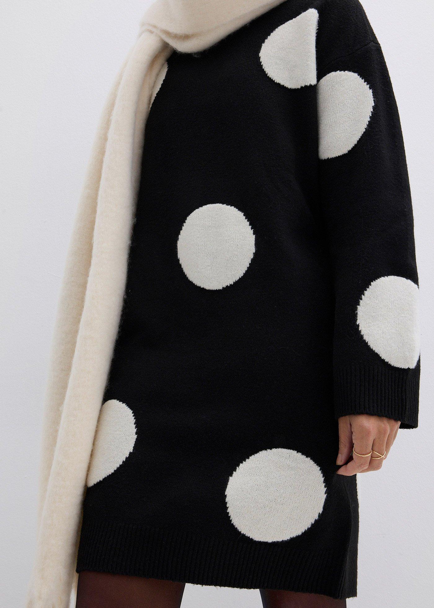 Sukienka dzianinowa oversize w kropki - Bonprix