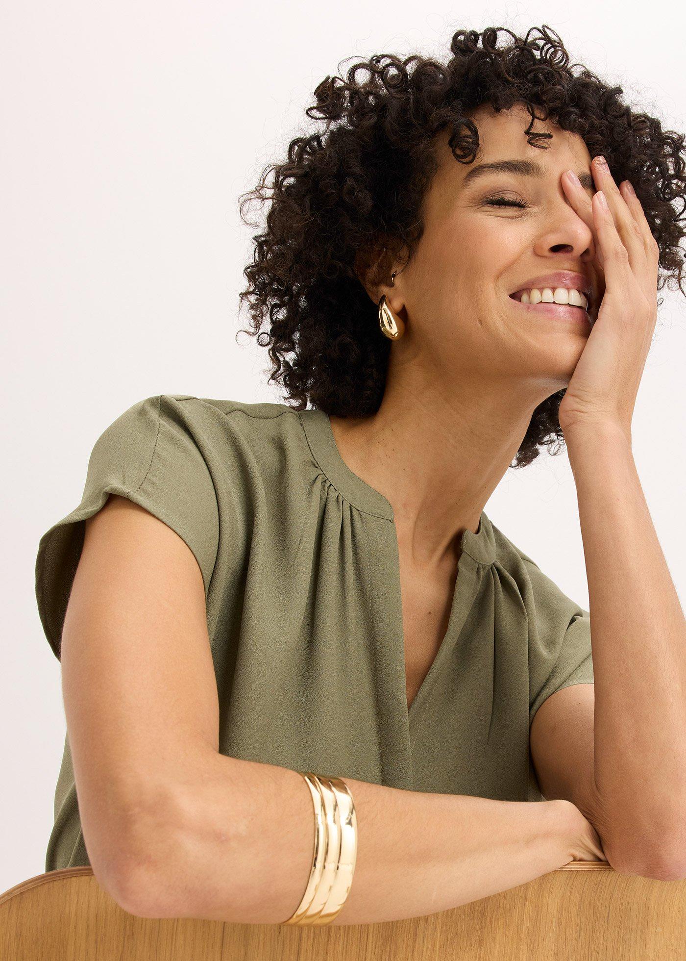 Bluzka z krótkim rękawem i krytą plisą guzikową - Bonprix