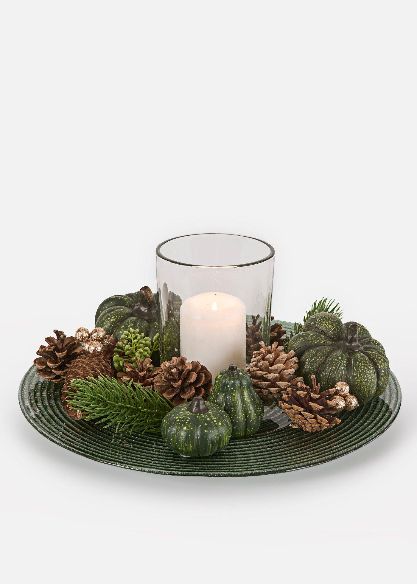 Windlicht op een bord met decoratie