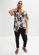 Kurzarmhemd aus Viskose in Regular Fit in weiß im Look von vorne (Totalaufnahme) - bonprix