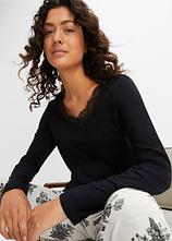 Pyjama mit dezenter Spitze in schwarz (Detailaufnahme) - bonprix