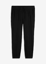 Regular Fit Schlupfhose aus weichem Musselin, Tapered in schwarz von vorne - bonprix