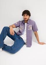 Kurzarmhemd mit Druck in lila im Look (Totalaufnahme) - bonprix