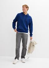 Hoodie in Loose Fit in blau im Look von vorne (Totalaufnahme) - bonprix