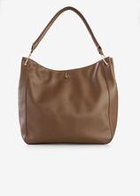 Umhängetasche mit Riemendetail in braun von vorne - bonprix