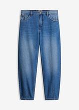 Barrel-Jeans Mid Waist cropped in blau von vorne - bonprix