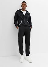 Jogginganzug mit Details aus weichem Baumwollmix (2-tlg. Set) in schwarz von vorne (Totalaufnahme) - bonprix