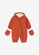 Wattierter Baby Overall mit abknöpfbaren Handschuhen in braun von vorne - bonprix