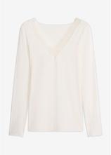 Ultralight Langarmshirt mit V-Ausschnitt und Spitze aus Kaschmir-Mix in weiß von vorne - bonprix