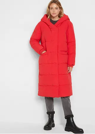 Wattierter Oversize-Mantel mit Kapuze, aus recyceltem Polyester in rot von vorne (Totalaufnahme) - bonprix