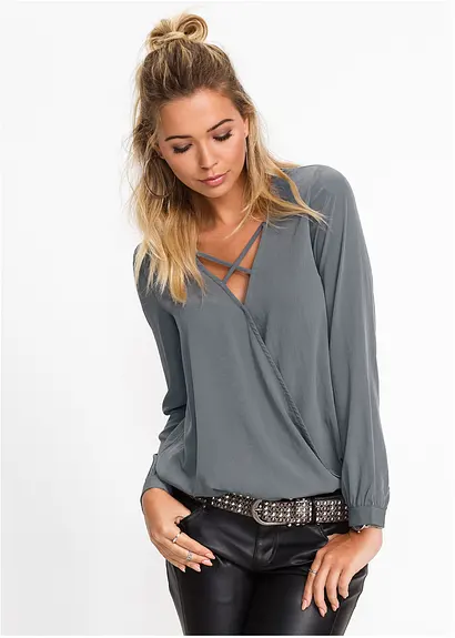 Bluse mit Wickeloptik in blau von vorne (im Anschnitt) - bonprix