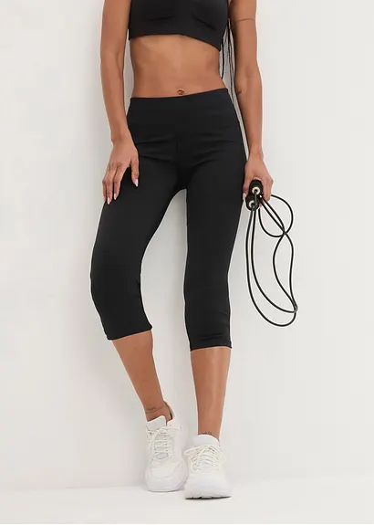 Funktions-Leggings mit Ocean Bound Plastic, Bermuda-Länge in schwarz von vorne - bonprix
