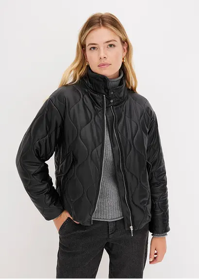 Steppjacke aus Lederimitat in schwarz von vorne (im Anschnitt) - bonprix