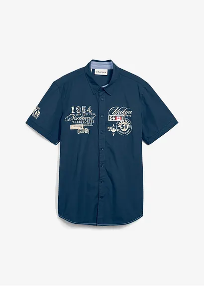 Kurzarmhemd mit Druck in blau von vorne - bonprix