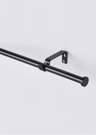 Gardinenstange mit Endstück Scheibe in schwarz von vorne - bonprix