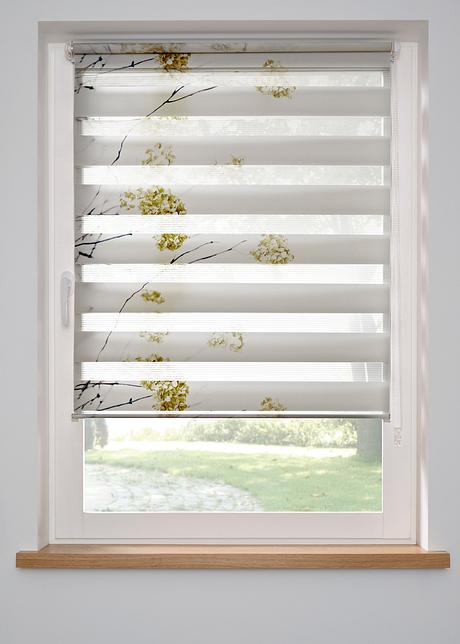 Stilistische Blumen auf moderner Fensterdekoration. bonprix