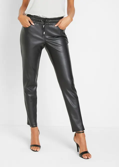 Lederimitat-Schlupfhose in schwarz von vorne - bonprix