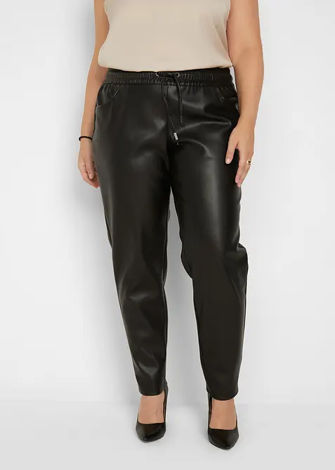 Lederimitat-Schlupfhose in schwarz von vorne - bonprix