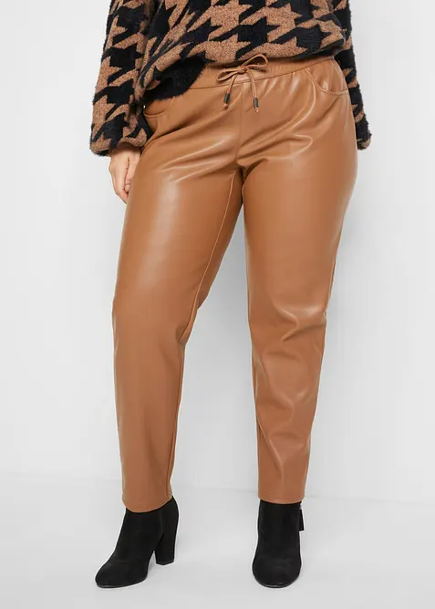 Lederimitat-Schlupfhose in braun von vorne - bonprix