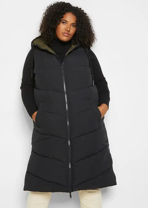 Wende-Steppweste aus recyceltem Polyester mit Kapuze in schwarz von vorne (im Anschnitt) - bonprix