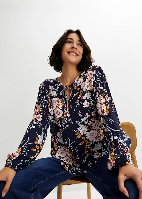 Bluse aus fließender Viskose in blau von vorne (im Anschnitt) - bonprix