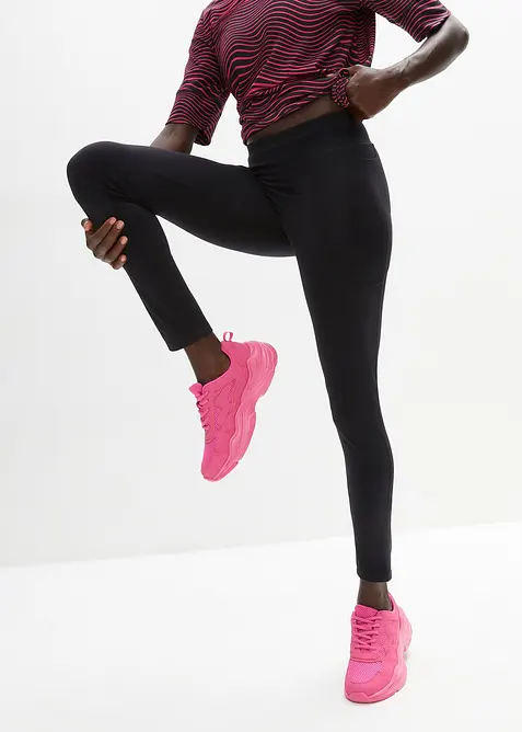 Ultrasofte Sport-Leggings mit seitlichen Taschen, knöchelfrei in schwarz von vorne - bonprix