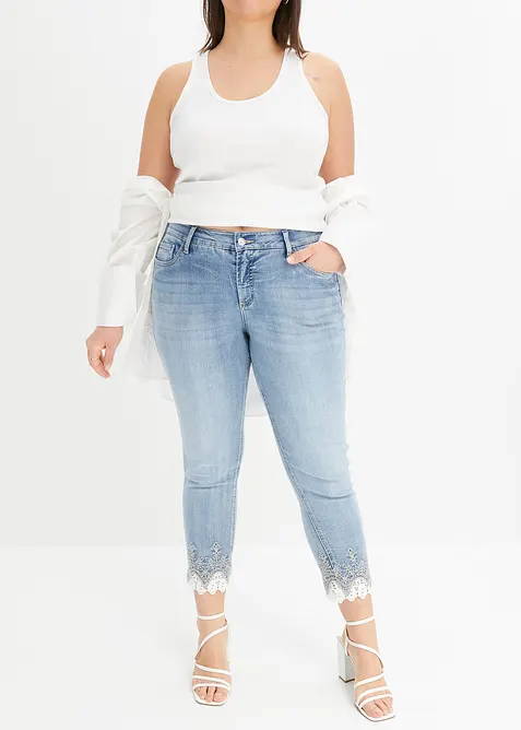 Skinny-Jeans mit Spitze, cropped in blau von vorne - bonprix