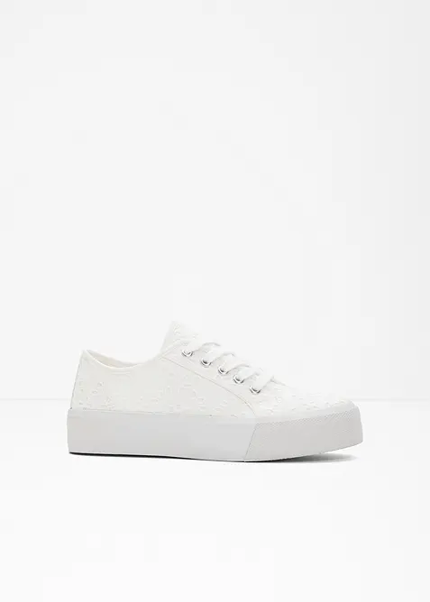 Plateau-Sneaker mit Lochstickerei in weiß von vorne - bonprix