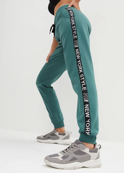 Sweathose mit Bündchen und Statement-Druck in grün von vorne - bonprix