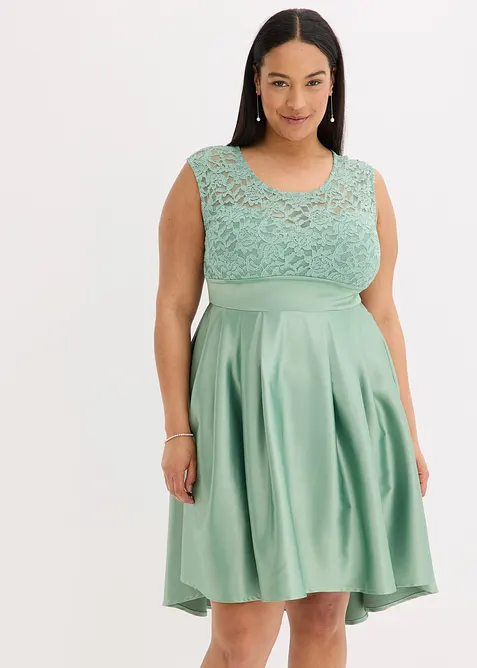 Vokuhila-Kleid aus glänzendem Satin mit Spitze in grün von vorne (Totalaufnahme) - bonprix