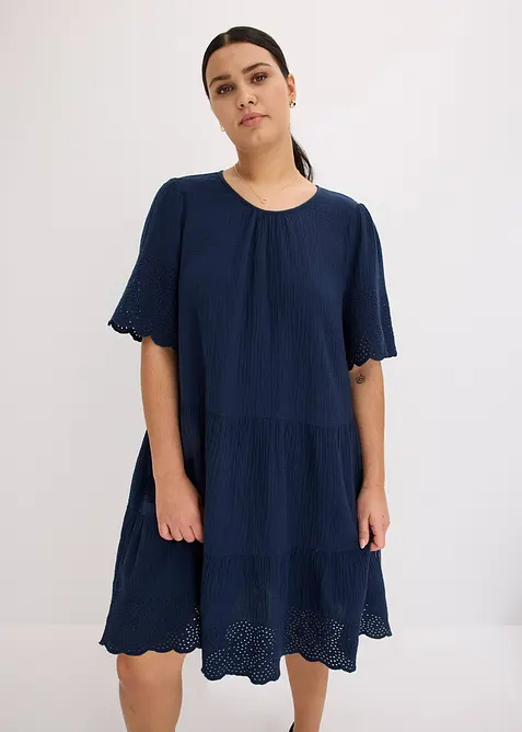 Kleid aus Musselin mit Lochstickerei in blau von vorne (Totalaufnahme) - bonprix