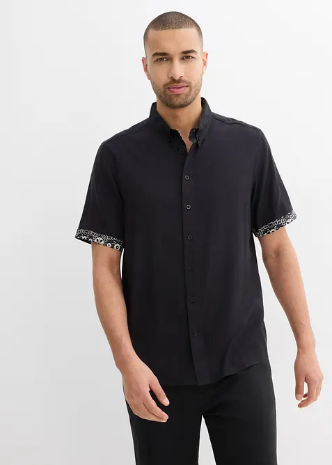 Kurzarmhemd aus Viskose in Regular Fit in schwarz von vorne (im Anschnitt) - bonprix
