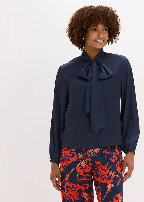 Schluppenbluse aus fließendem Satin in blau von vorne (im Anschnitt) - bonprix