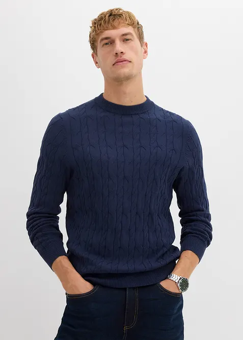 Zopfstrick-Pullover aus reiner Baumwolle in blau von vorne (im Anschnitt) - bonprix