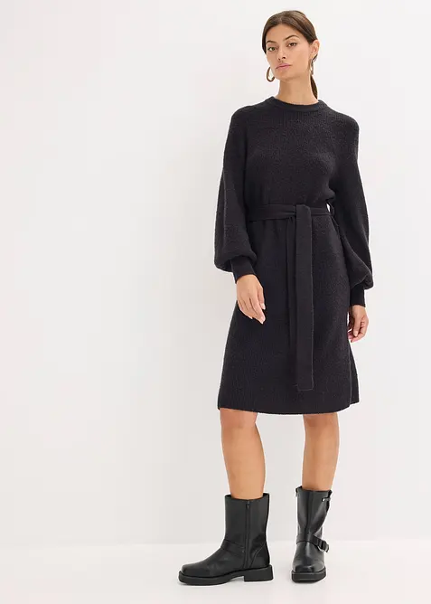 Strickkleid mit Bindegürtel in schwarz von vorne (Totalaufnahme) - bonprix